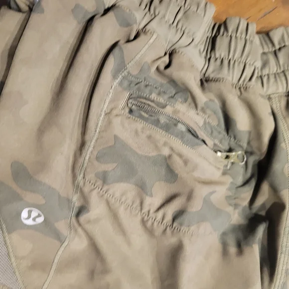 Lululemon Hotty Hot Short Savasana Camo Fatigue Green Size 4 - Picture 8 of 8